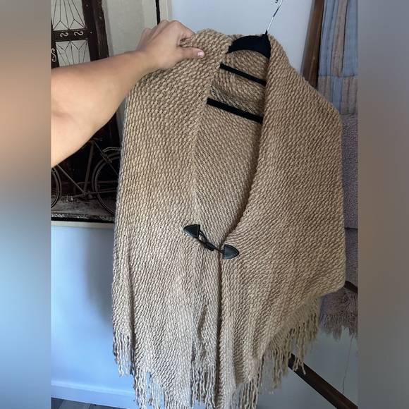 Poncho/ Shawl - Picture 3 of 3